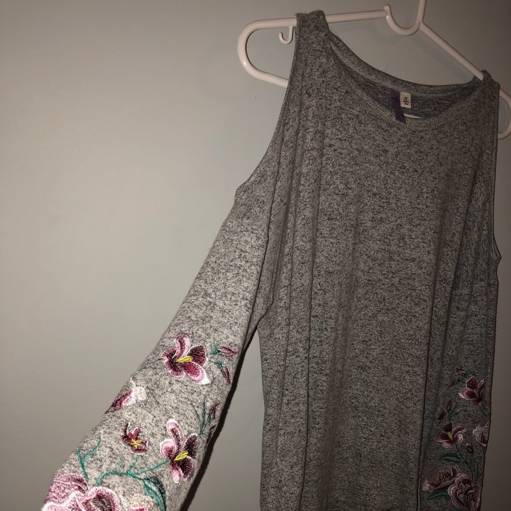 NWOT Francesca’s Open Shoulder Grey Floral Sweater